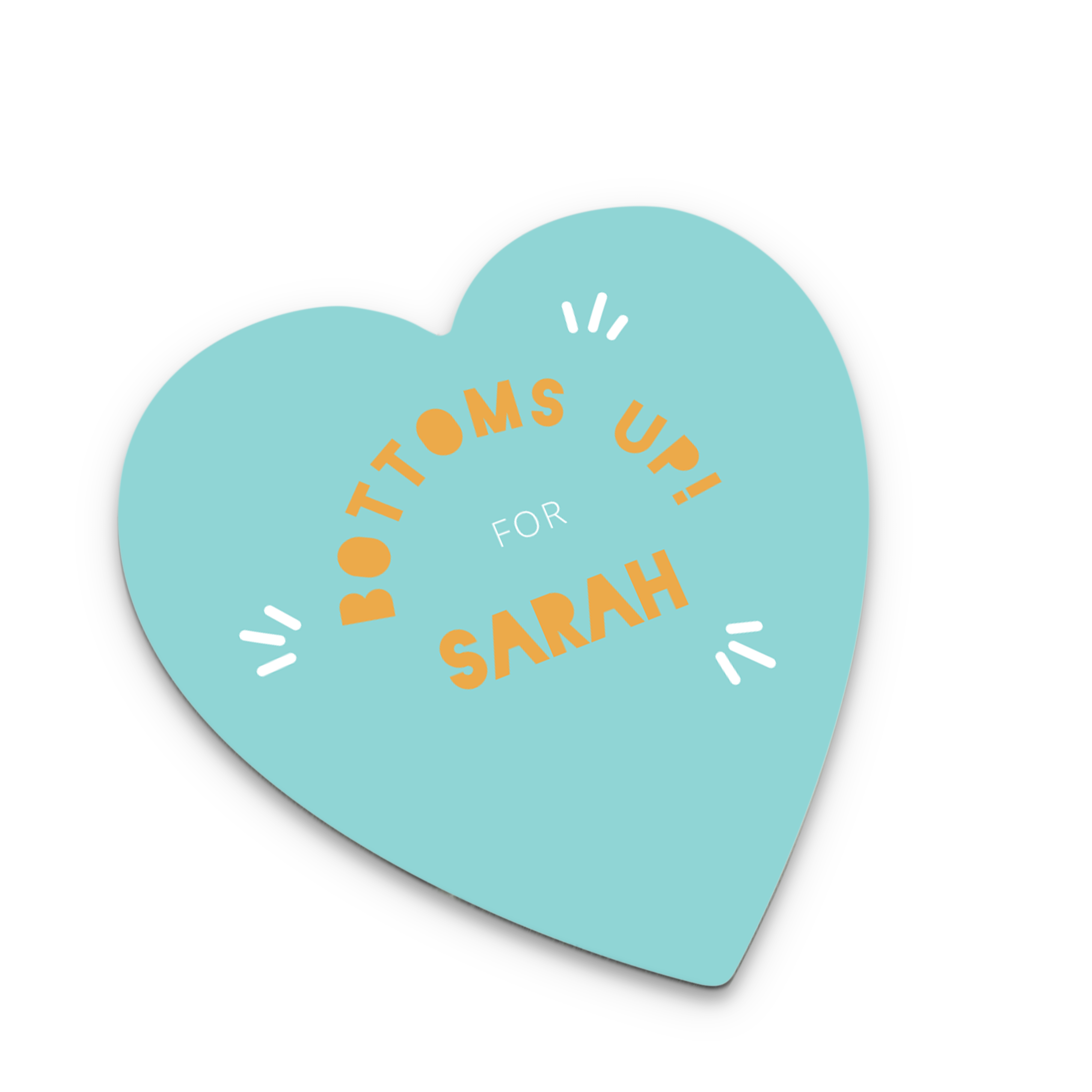 Hartvormige onderzetter in lichtblauw bedrukt met oranje tekst "BOTTOMS UP! FOR SARAH" en witte streepjes.