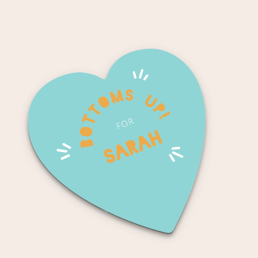 Posavasos Posavasos personalizado en forma de corazón azul claro con texto impreso en naranja "BOTTOMS UP! FOR SARAH".