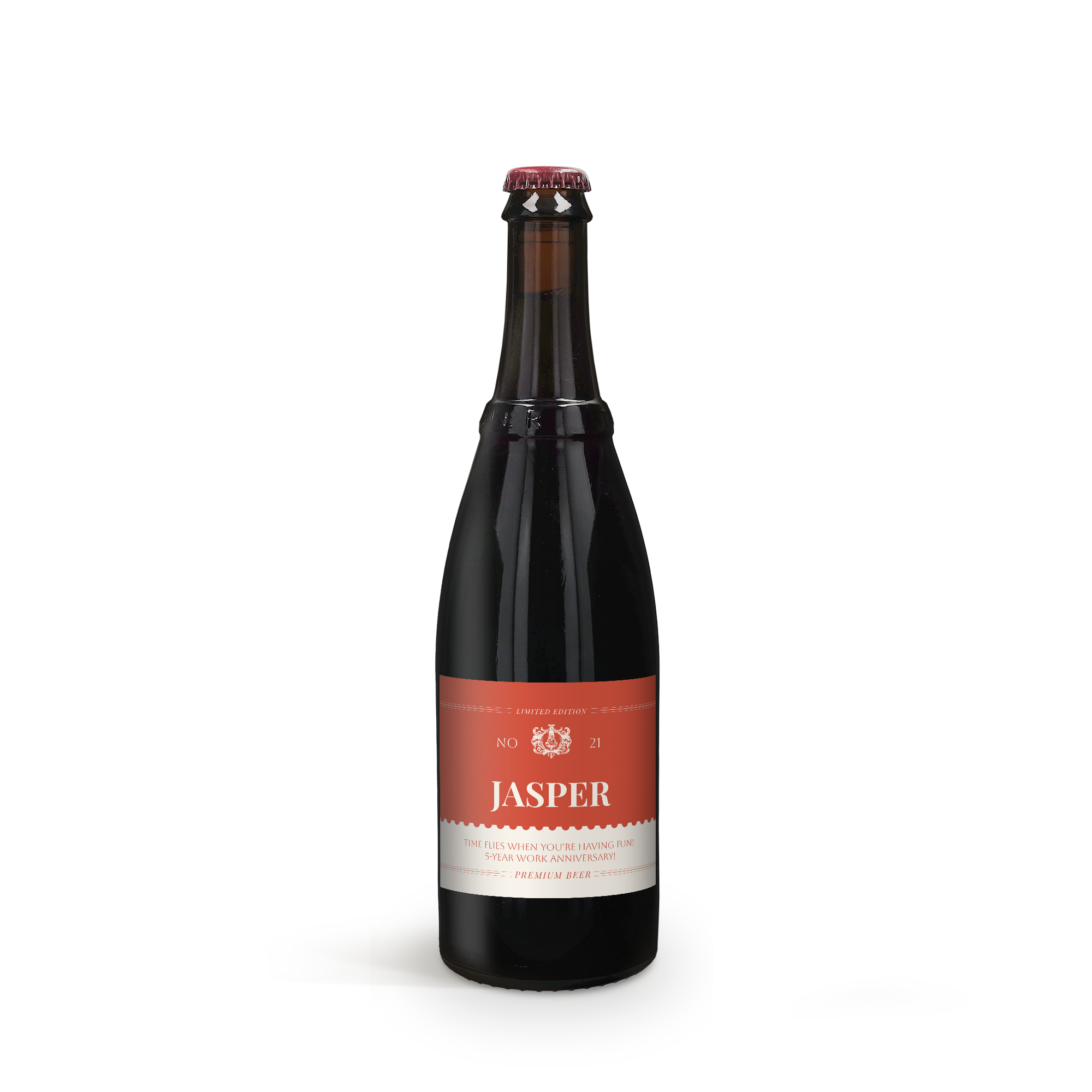 Fľaša piva Westmalle Dubbel s personalizovanou červenou etiketou s menom Jasper a textom k výročiu.