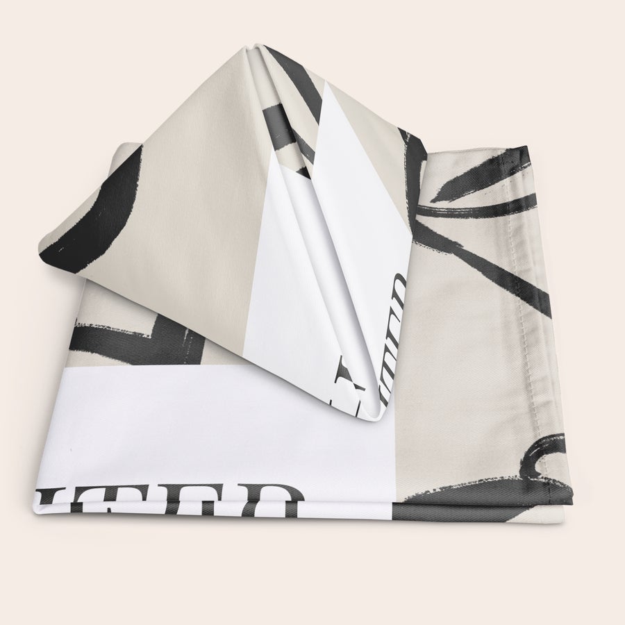 Servietten bedrucken Faltbare personalisierte Servietten mit schwarzem Muster auf hellem Stoff bedruckt für ein kleines Fest.