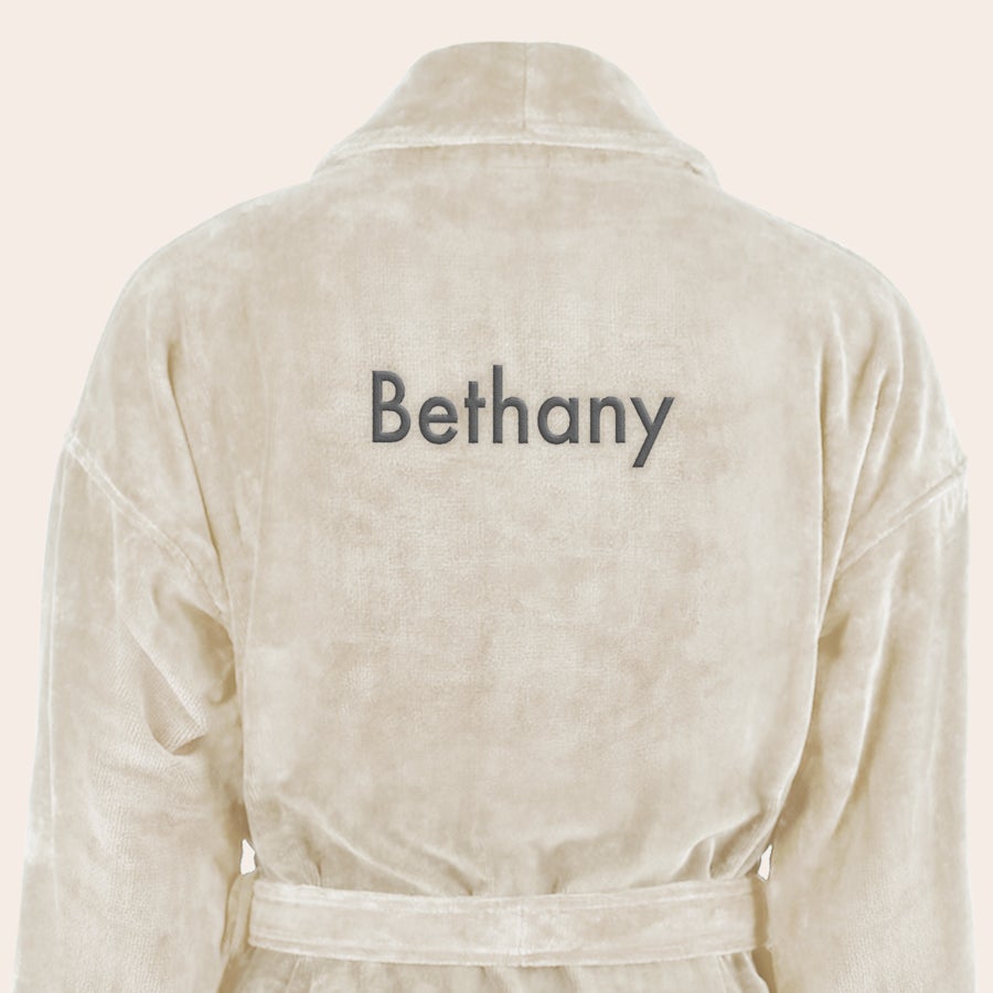 Župan - dámsky s vyšitým menom Béžový personalizovaný župan s vyšívaným menom Bethany na chrbte.