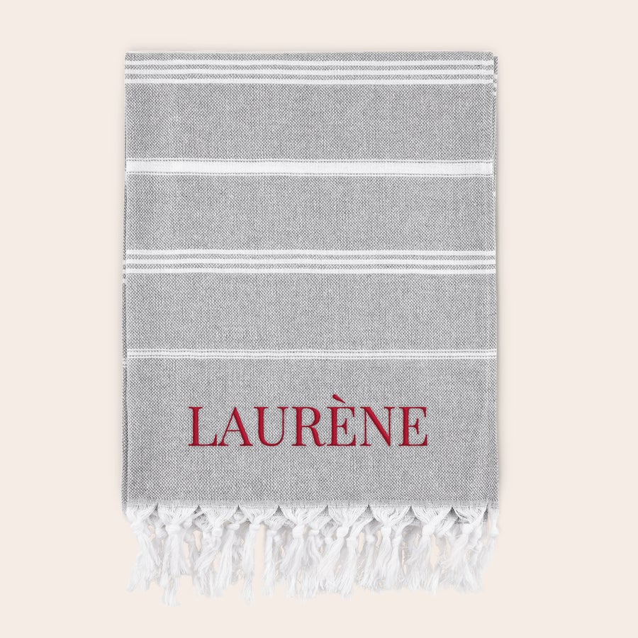 Serviette de hammam personnalisée Serviette de hammam grise à rayures blanches avec le prénom LAURÈNE brodé en rouge, franges blanches