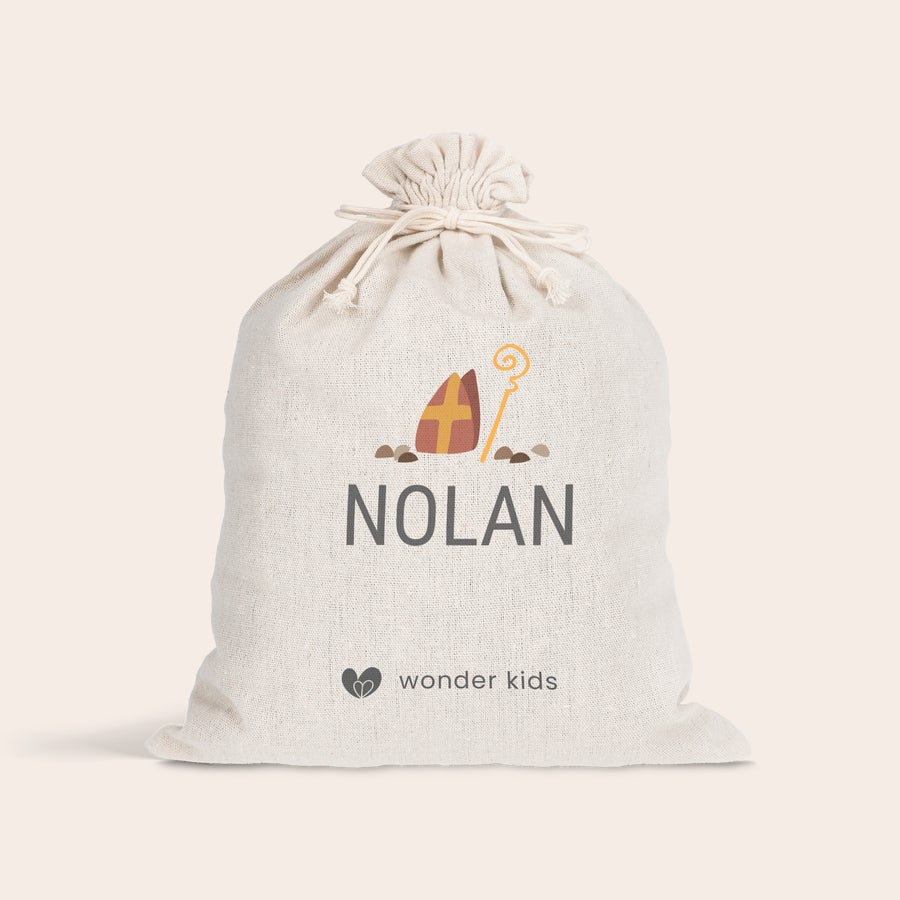 Pepernoten zakje bedrukken Gepersonaliseerd katoenen zakje met Sinterklaasopdruk, inclusief mijter, staf en naam 'Nolan' erop geprint.