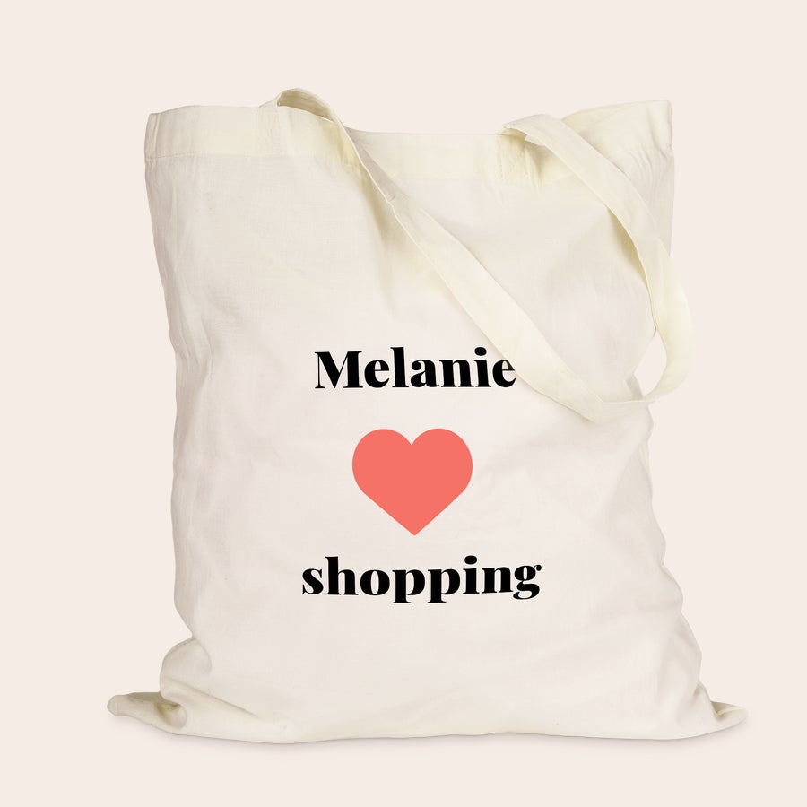 Tote bag bedrukken Je bent super trendy met een toffe set bedrukte linnen tassen. Linnen tas bedrukt met naam Melanie, een hart en het woord shopping.