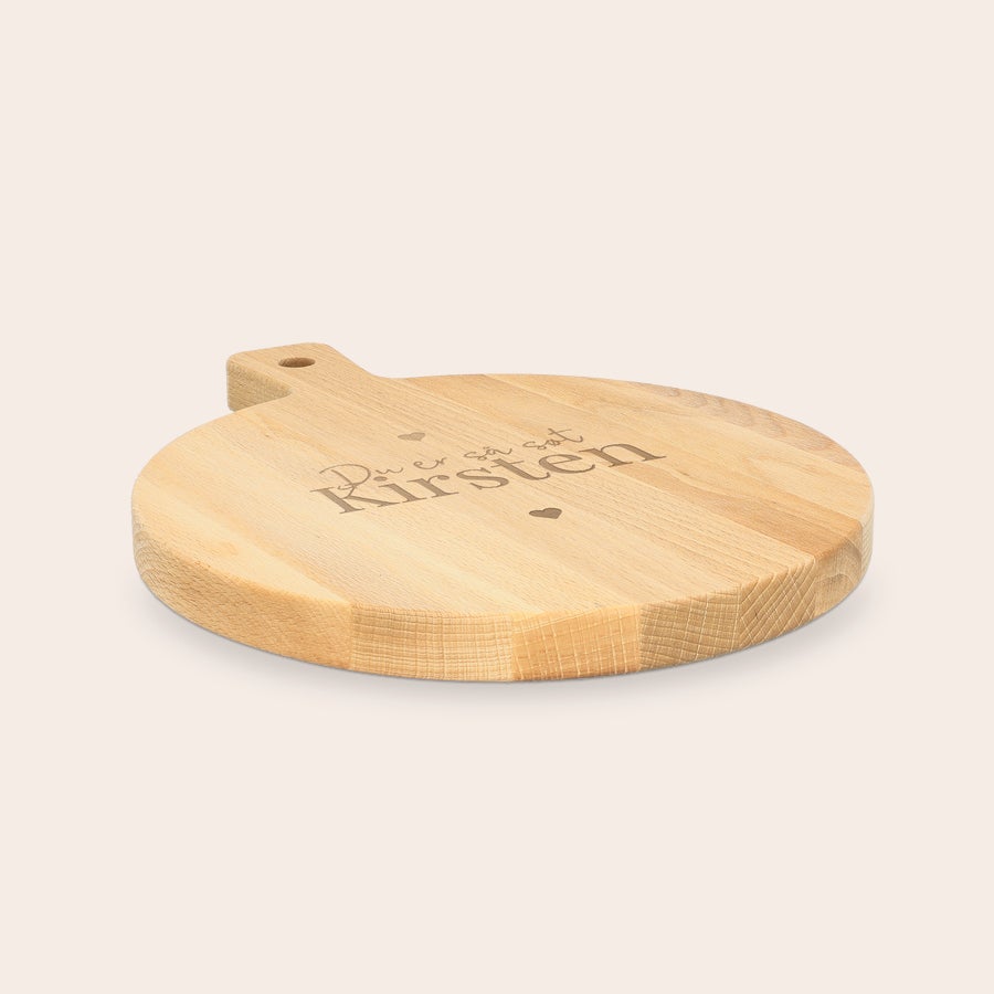 Serveringsbrett for snacks Rundt personlig matfat i tre med gravert tekst Du er så søt Kirsten og to hjerter.