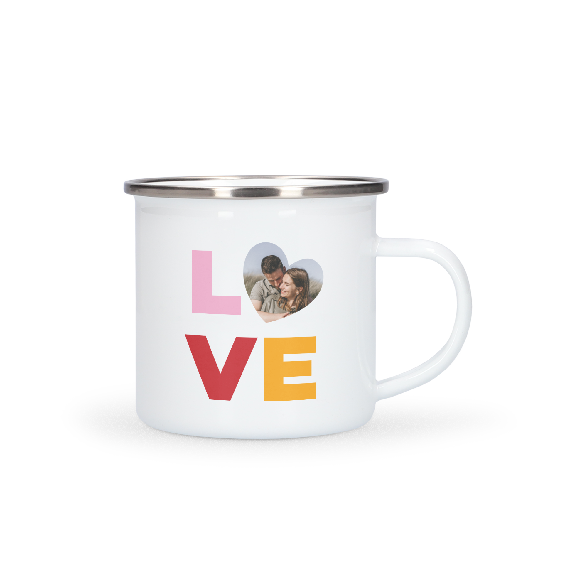Eine weiße Emaille Tasse mit buntem "LOVE" Schriftzug, wobei das "O" ein Herz mit Foto von einem Paar ist, ist eine trendige Emaille Tasse selbst gestalten mit Foto und Text
