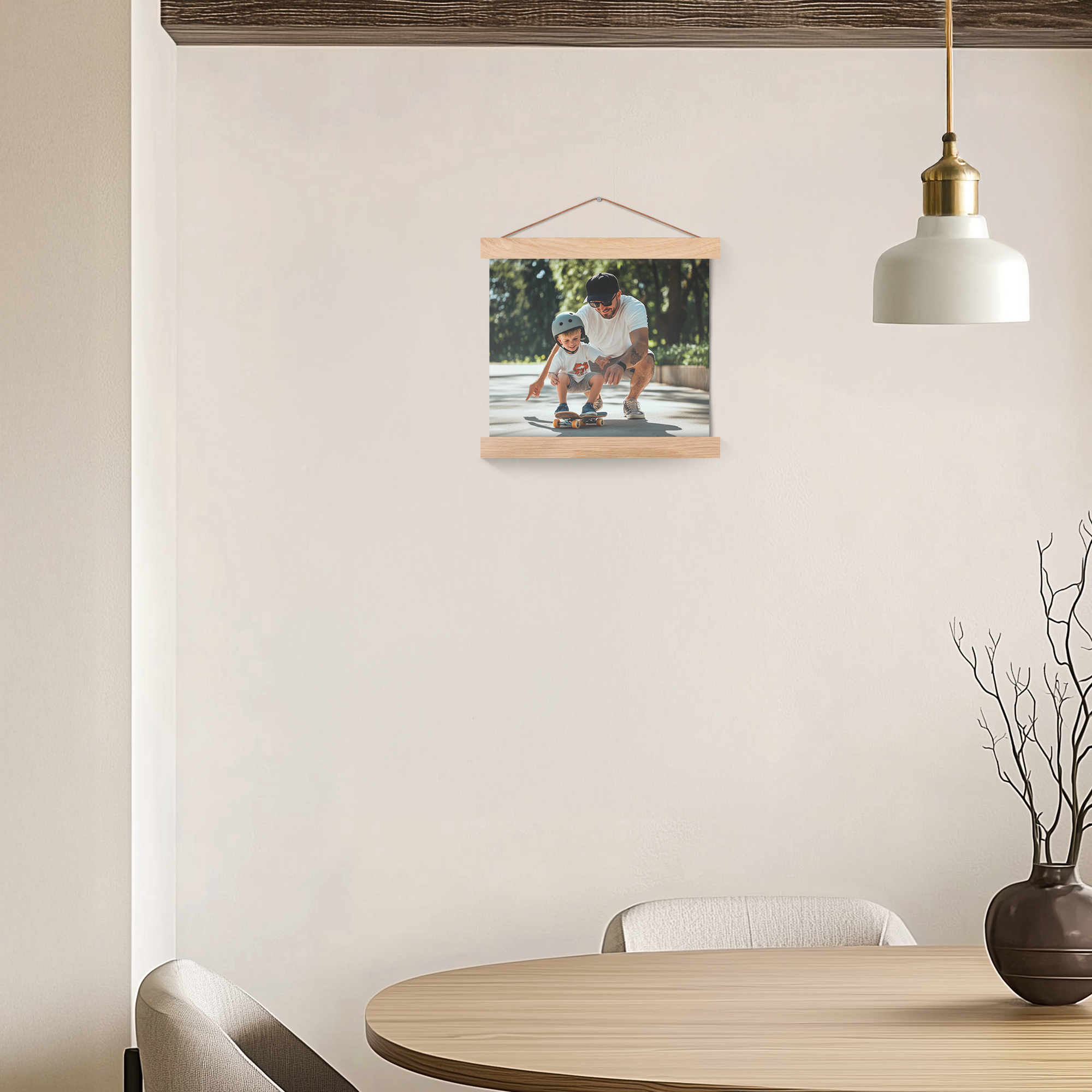 Fotoposter mit Vater und Kind auf Skateboard, gedruckt und an magnetischer Posterleiste aus hellem Holz aufgehängt