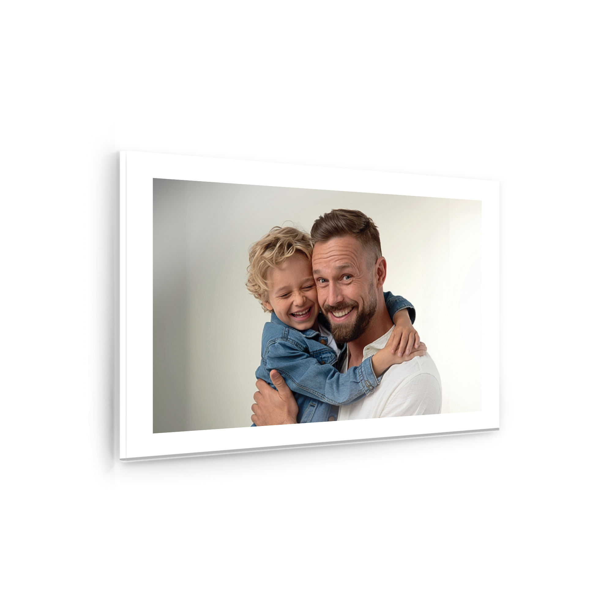 Foto en acrílico impresa con un padre y su hijo rubio riendo, ideal para inmortalizar tu momento memorable.