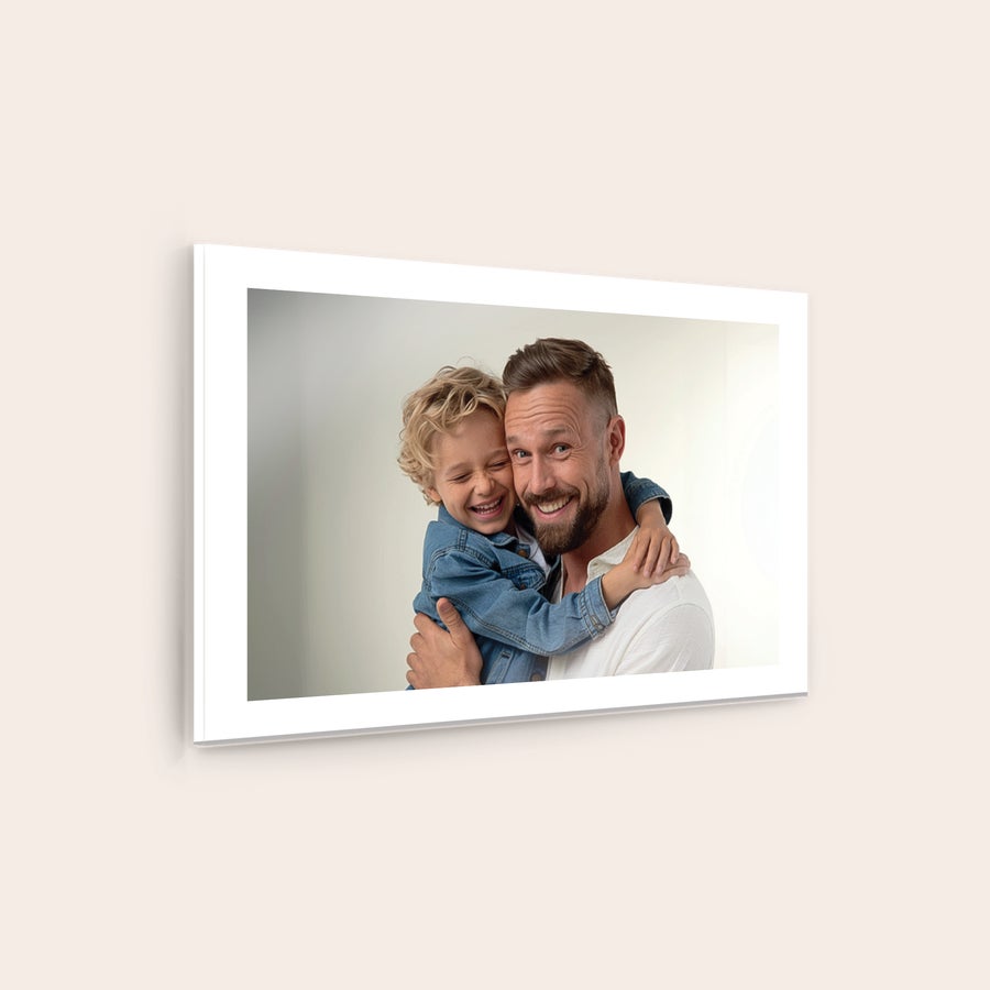 Foto na akryl Akrylová fotografia muža a chlapca s úsmevom, ktorá imortalizuje moment.