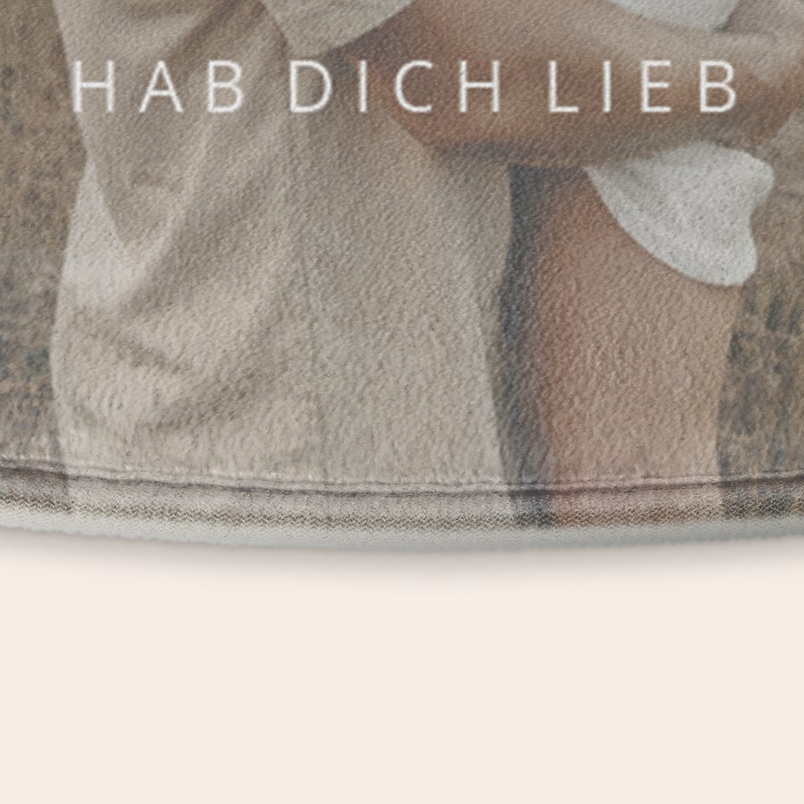 Personalisierte Badematte – ø 70 cm Personalisierte Badematte mit aufgedrucktem "HAB DICH LIEB" Schriftzug in Weiß auf einem beigefarbenen Foto