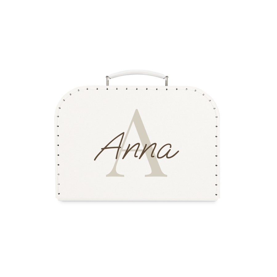 Kinderkoffer met naam Witte kinderkoffer bedrukt met de naam Anna en een grote letter A, om al je mooiste spulletjes mee te nemen.