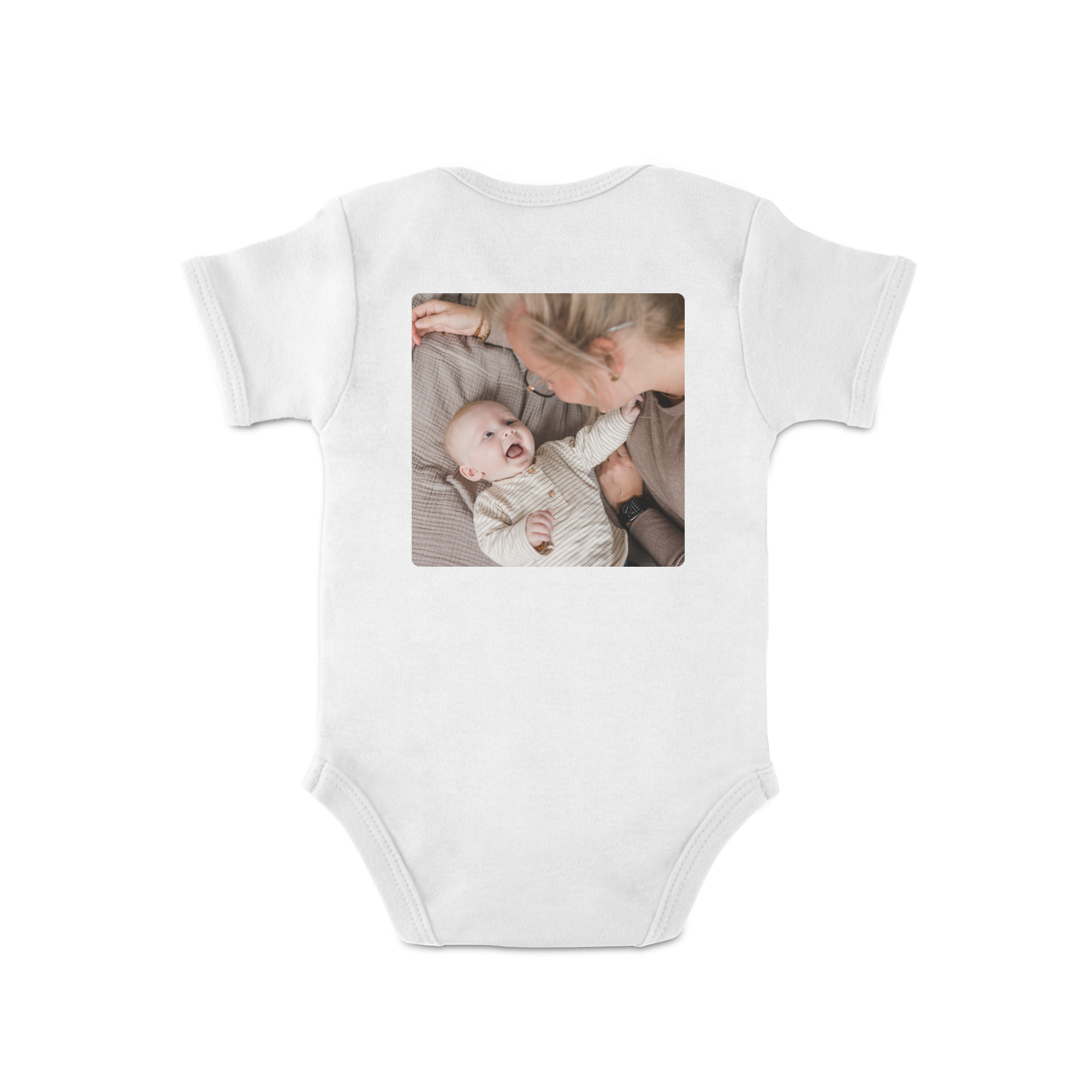 Weißer Babybody mit einem originellen Foto von Baby und Mutter auf der Rückseite bedruckt