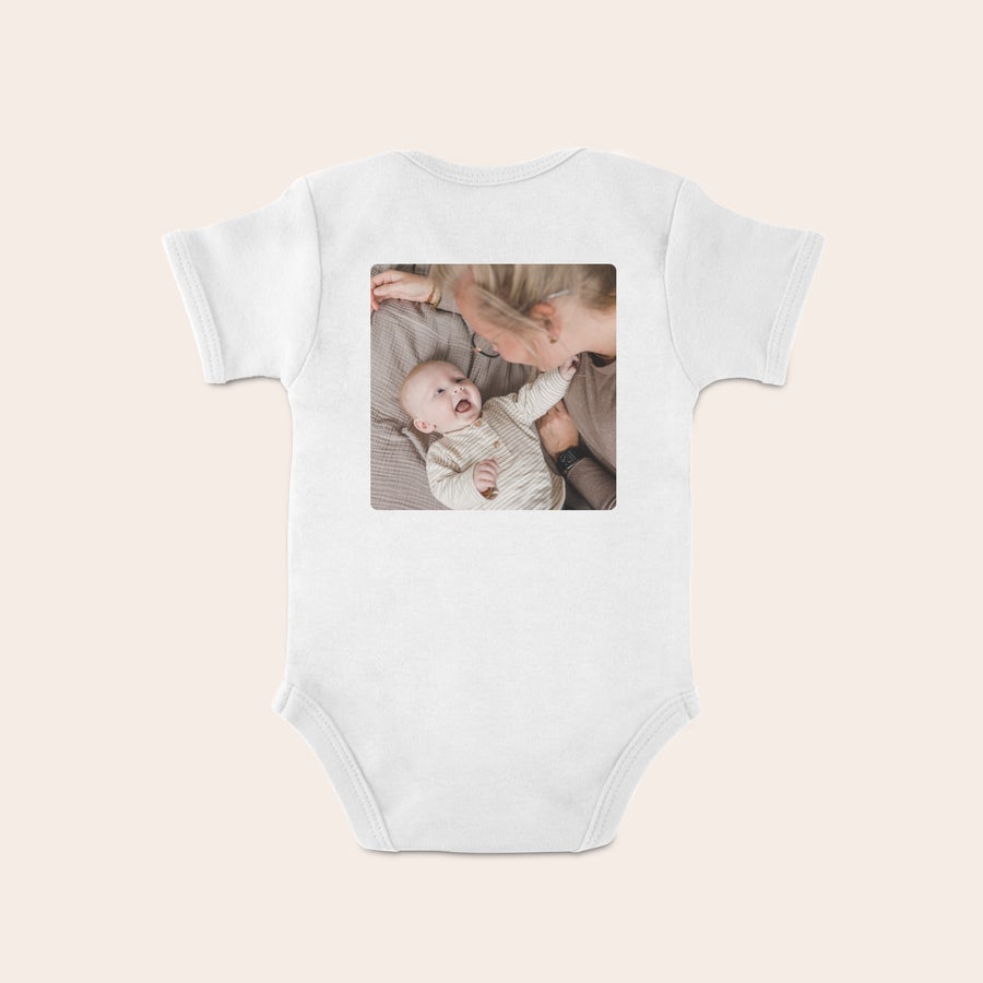 Baby body med tryk Hvid personlig baby body med tryk af et billede af en mor og hendes baby, perfekt til en gave
