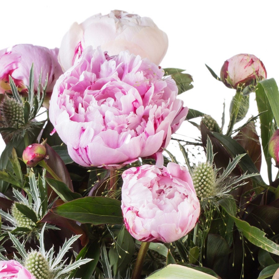 Boeket met grote roze Pioenrozen, gepersonaliseerd voor een speciale gelegenheid.