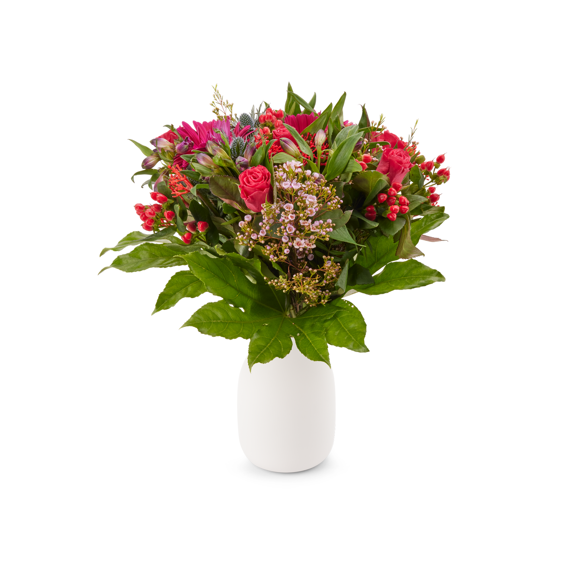 Wunderschöner lila Blumenstrauß mit Gratis-Geschenkkarte, bestehend aus Rosen, Chrysanthemen und Beeren, in einer weißen Vase.