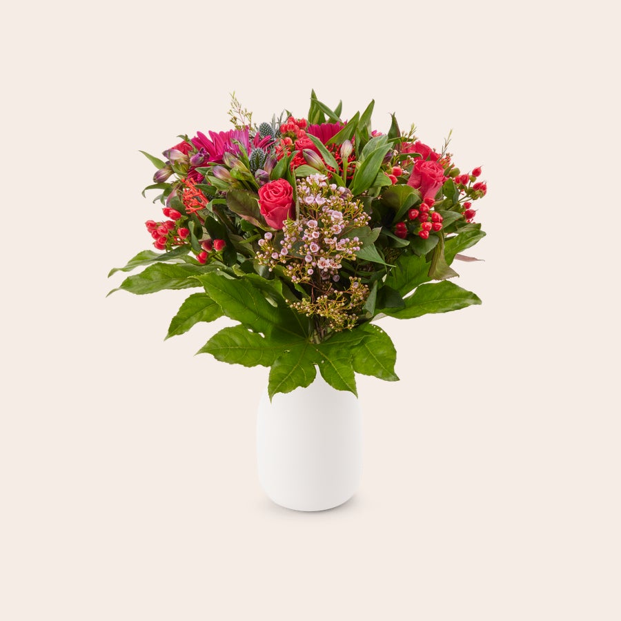 Blumenstrauß Lila Wunderschöner lila Blumenstrauß mit Gratis-Geschenkkarte, bestehend aus Rosen, Chrysanthemen und Beeren, in einer weißen Vase.