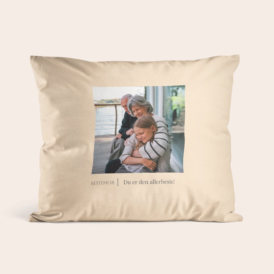 puter Personlig putetrekk i beige med trykt bilde av familie og tekst bestemor og Du er den allerbeste.