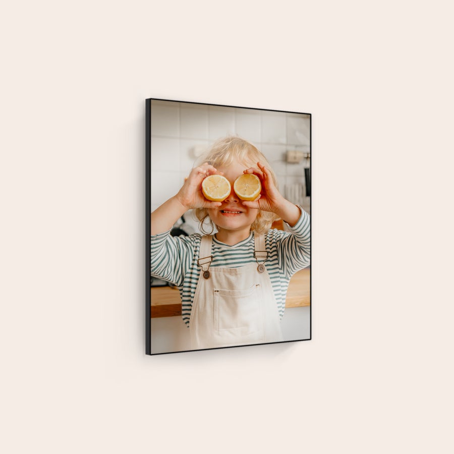 Foto en madera Panel fotográfico de madera ChromaLuxe personalizado con una niña rubia sonriente cubriéndose los ojos con limones.