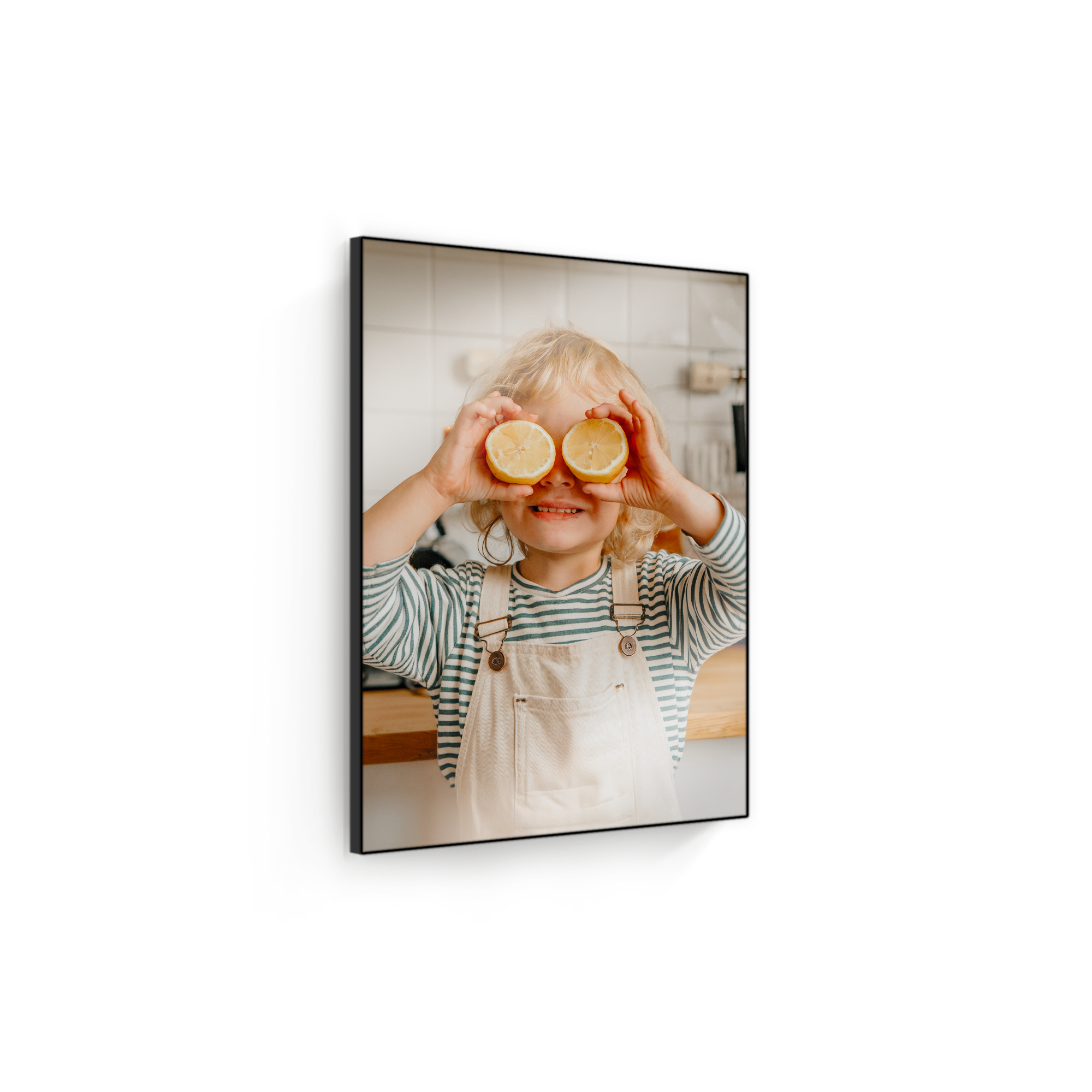 ChromaLuxe träfotopanel med eget foto av ett leende barn med citroner framför ögonen