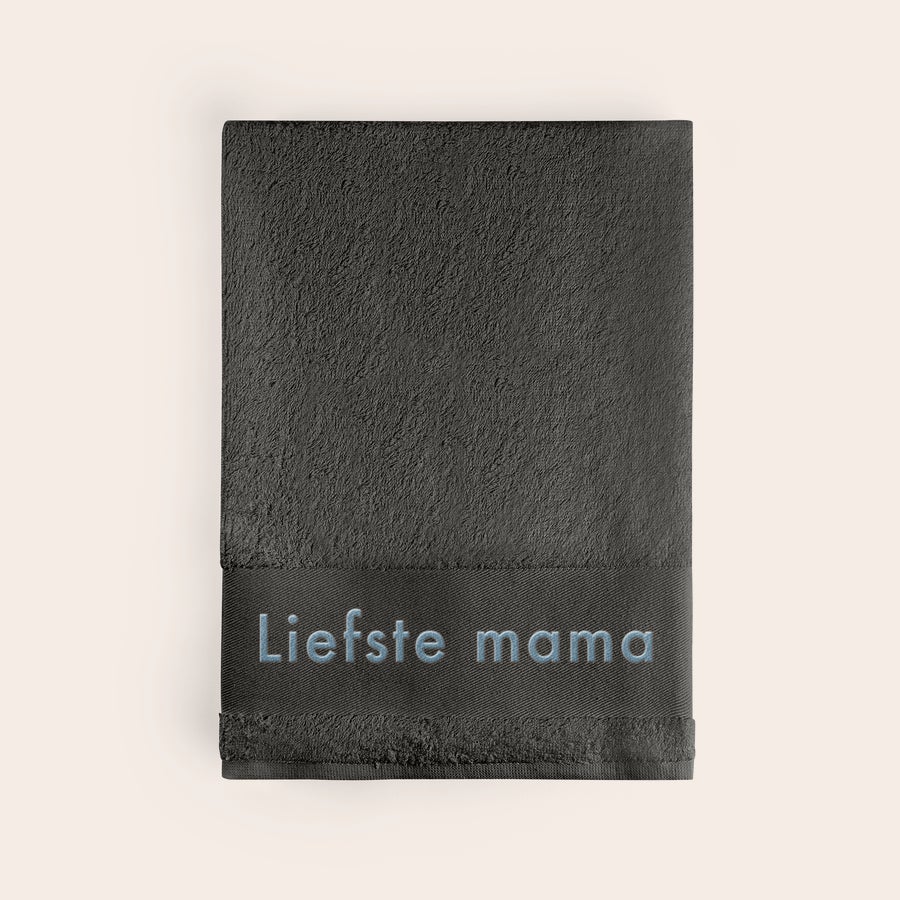 Handdoek met naam Grijze handdoek geborduurd met de tekst 'Liefste mama', te personaliseren met naam
