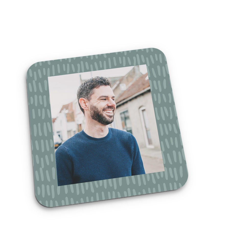 Personalizovaný podtácek s fotografií usmívajícího se muže, vytištěný s rámečkem s puntíkovaným vzorem