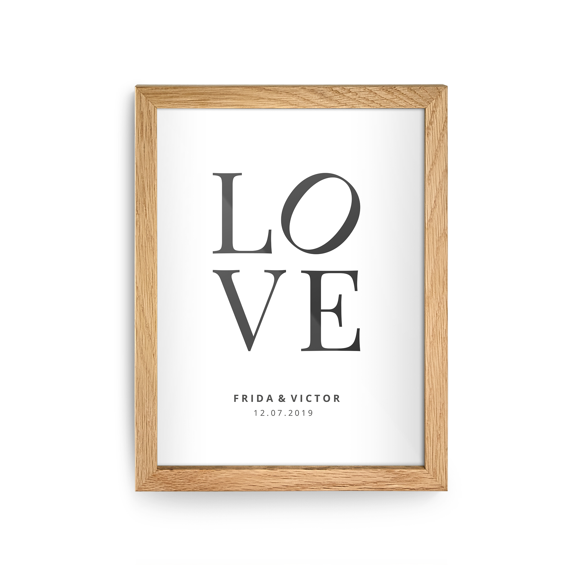 Plakat med ordet "LOVE" og teksten Frida & Victor 12.07.2019, printet i en træramme til vægophæng.