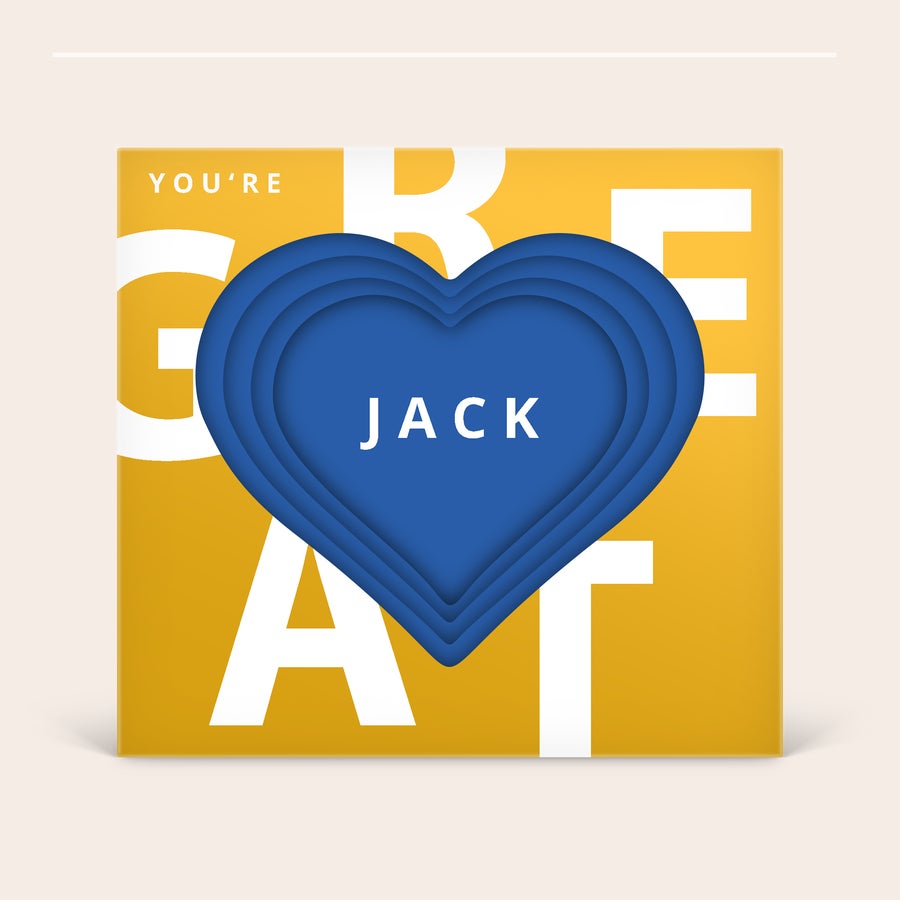 Milka-suklaa 3D-lahjapakkaus Keltainen Milka Hearts 3D -lahjarasia sinisellä sydämellä ja painatuksella YOU'RE GREAT ja JACK