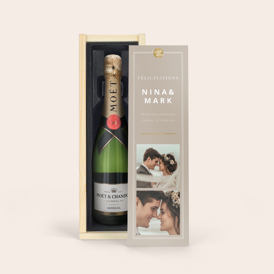 Coffret champagne personnalisé - Moët & Chandon Brut Bouteille de Moët & Chandon dans un coffret en bois personnalisé avec les prénoms Nina et Mark et des photos.