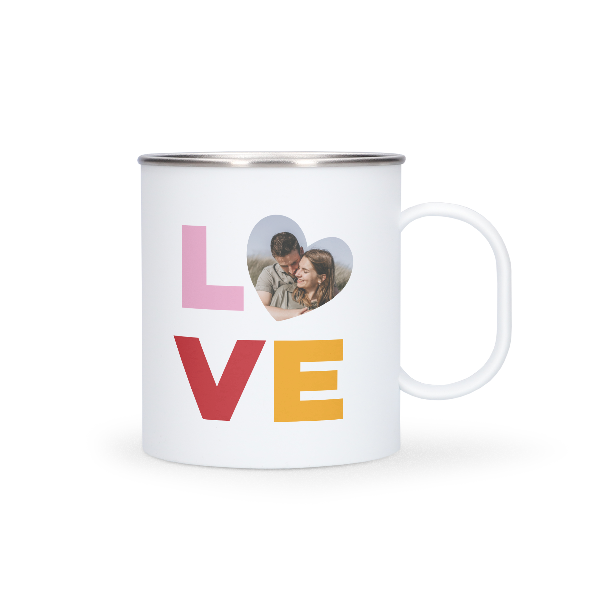 Biely cestovný hrnček z nehrdzavejúcej ocele s farebným nápisom LOVE a personalizovanou fotografiou páru v tvare srdca.