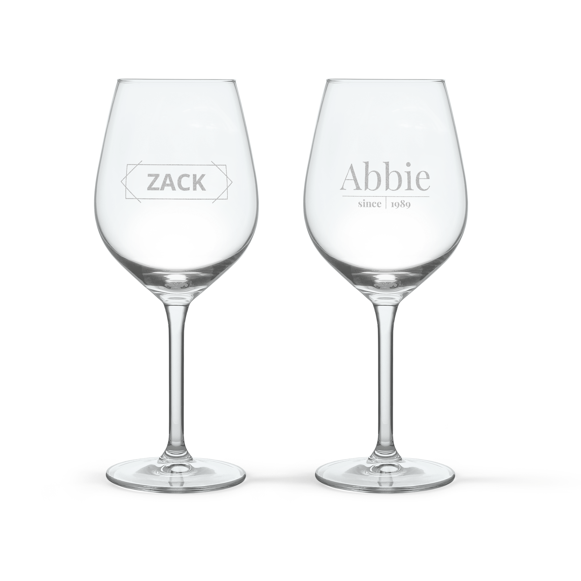 Duas taças de vinho personalizáveis com "Zack" e "Abbie since 1989" gravados, presentes com vinho Salentein Chardonnay.