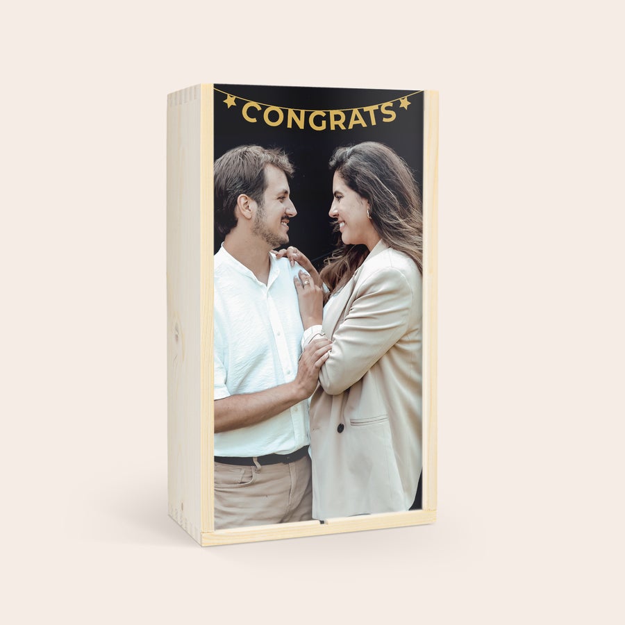 Salentein Pinot Noir & Chardonnay Salentein Pinot Noir és Chardonnay borkészlet nyomtatott tokban, egy fotóval személyre szabva, egy párral és "CONGRATS" felirattal.