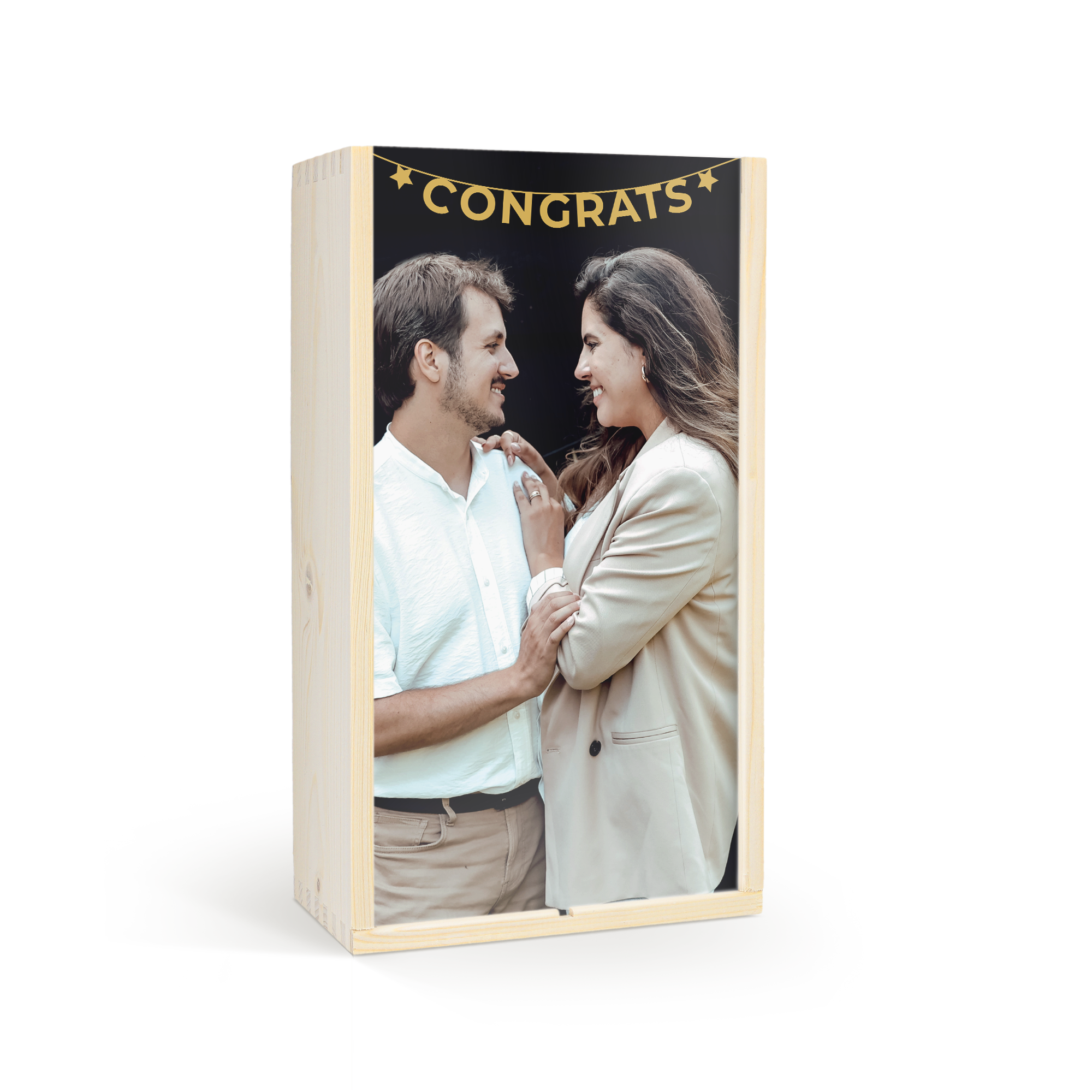 Scatola regalo di vino Belvy con foto di coppia sorridente e scritta "CONGRATS" chi sorprenderai con una confezione regalo di vino Belvy rosso e bianco?