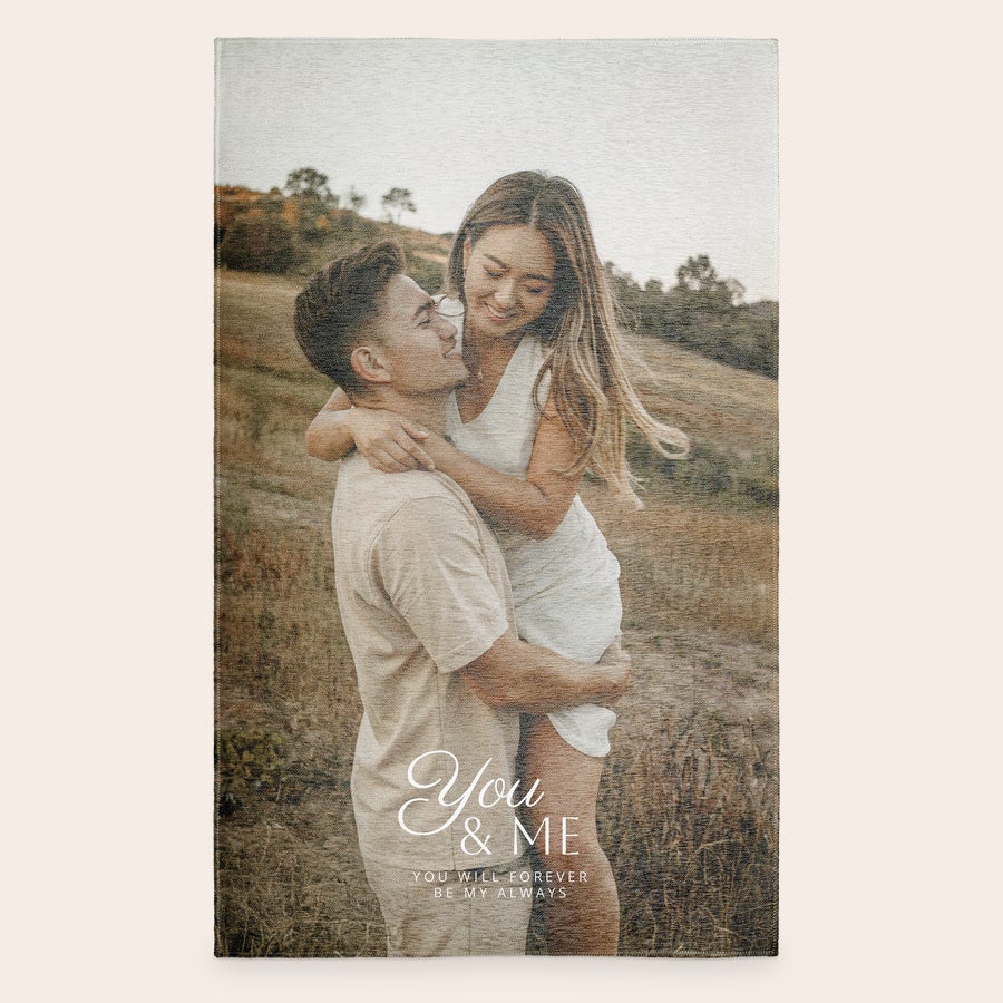 Potiskana preproga Personalizirana preproga s tiskano fotografijo para v objemu in napisom You & Me.