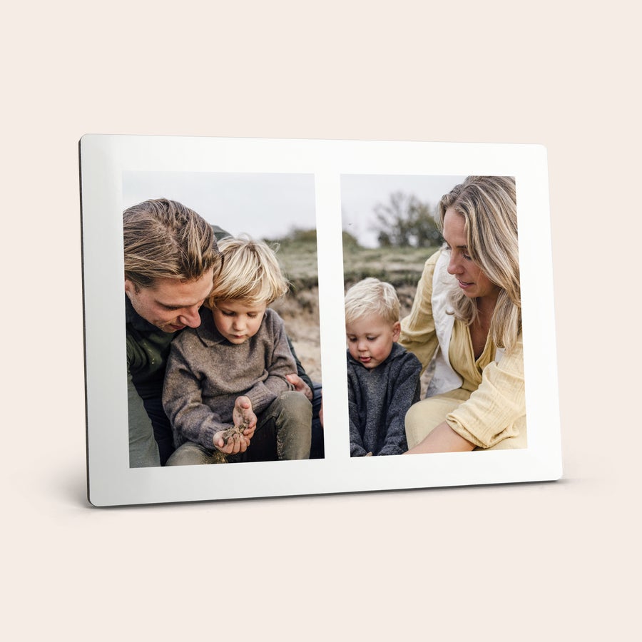 Impresión fotográfica con soporte Soporte de fotos de hardboard rectangular blanco con dos fotos personalizadas impresas de una familia.