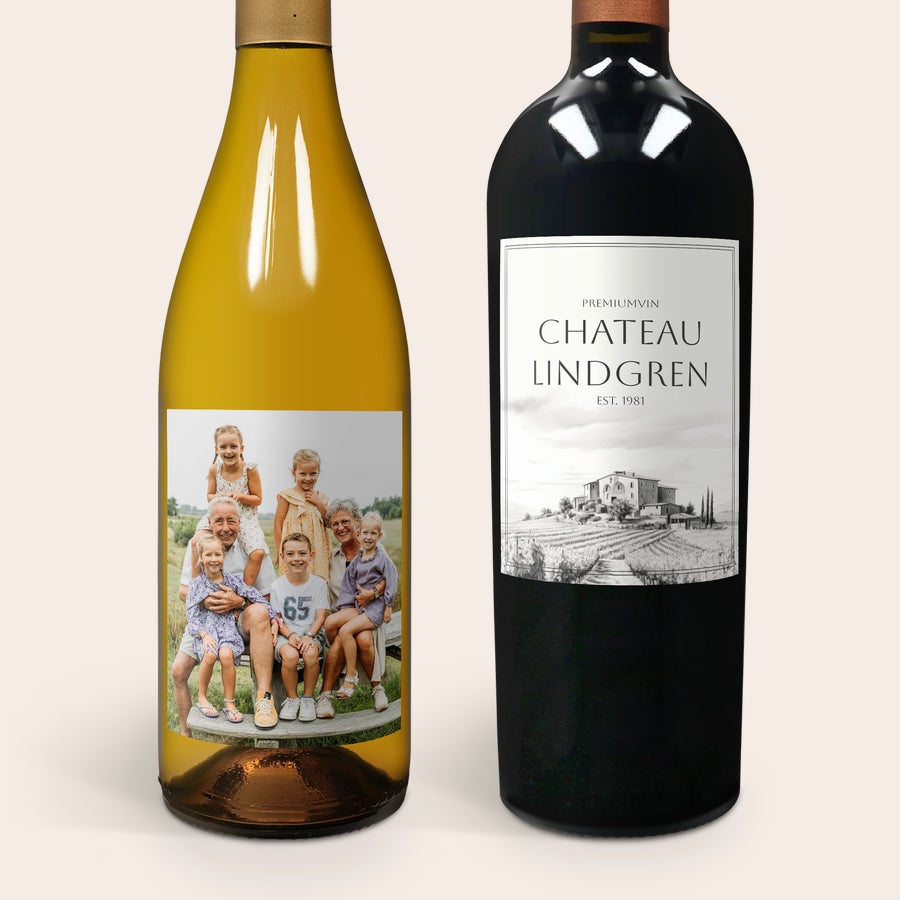 Vinset med personliga etiketter - Salentein Primus Malbec och Chardonnay Salentein Primus vinpaket med chardonnay och malbec. Den vita flaskan har en etikett tryckt med ett familjefoto med namn och siffran 65. Den röda flaskan har en svartvit etikett designad med "Chateau Lindgren Est 1981".