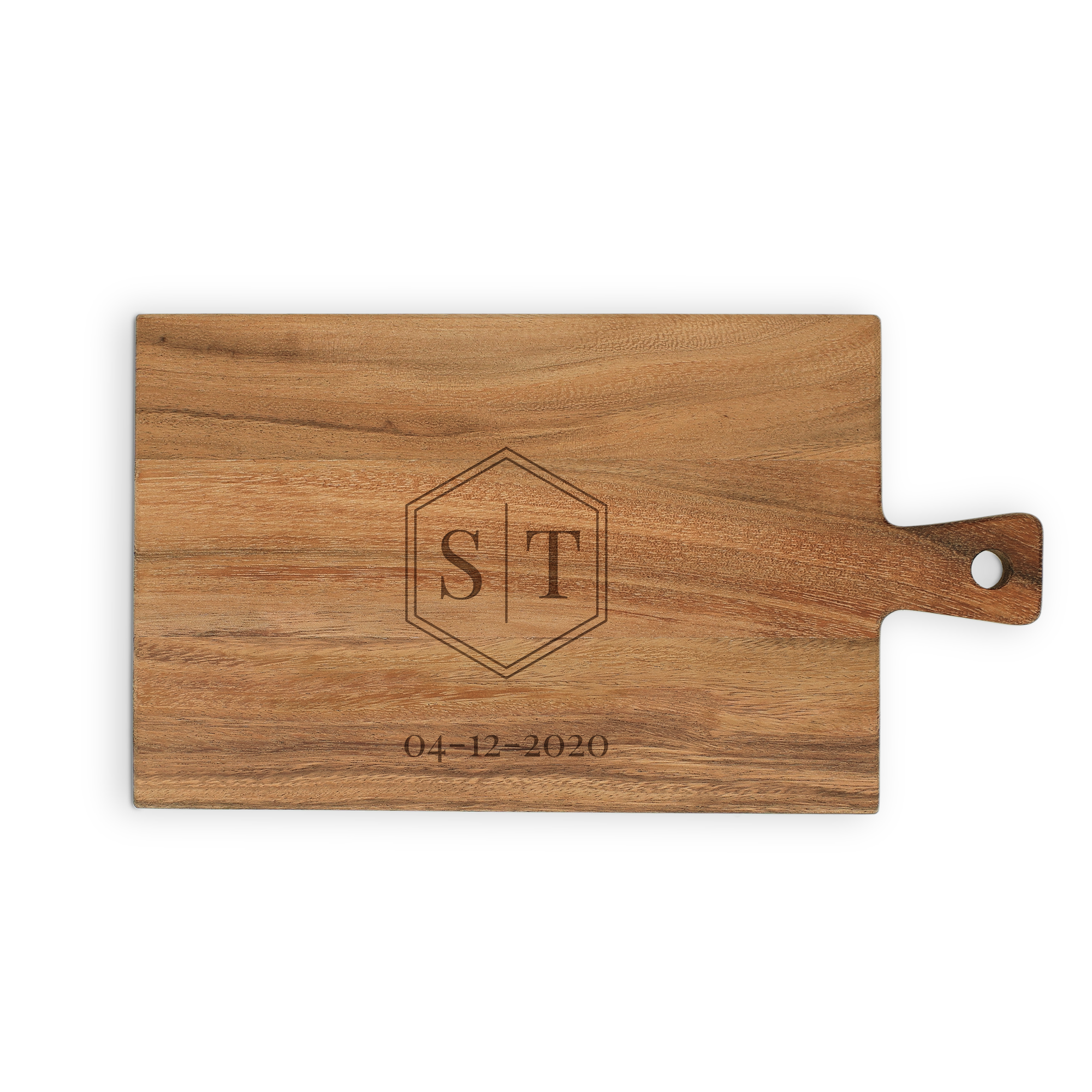 Personaliserad serveringsplanka av teak med graverade initialer ST och datumet 04-12-2020