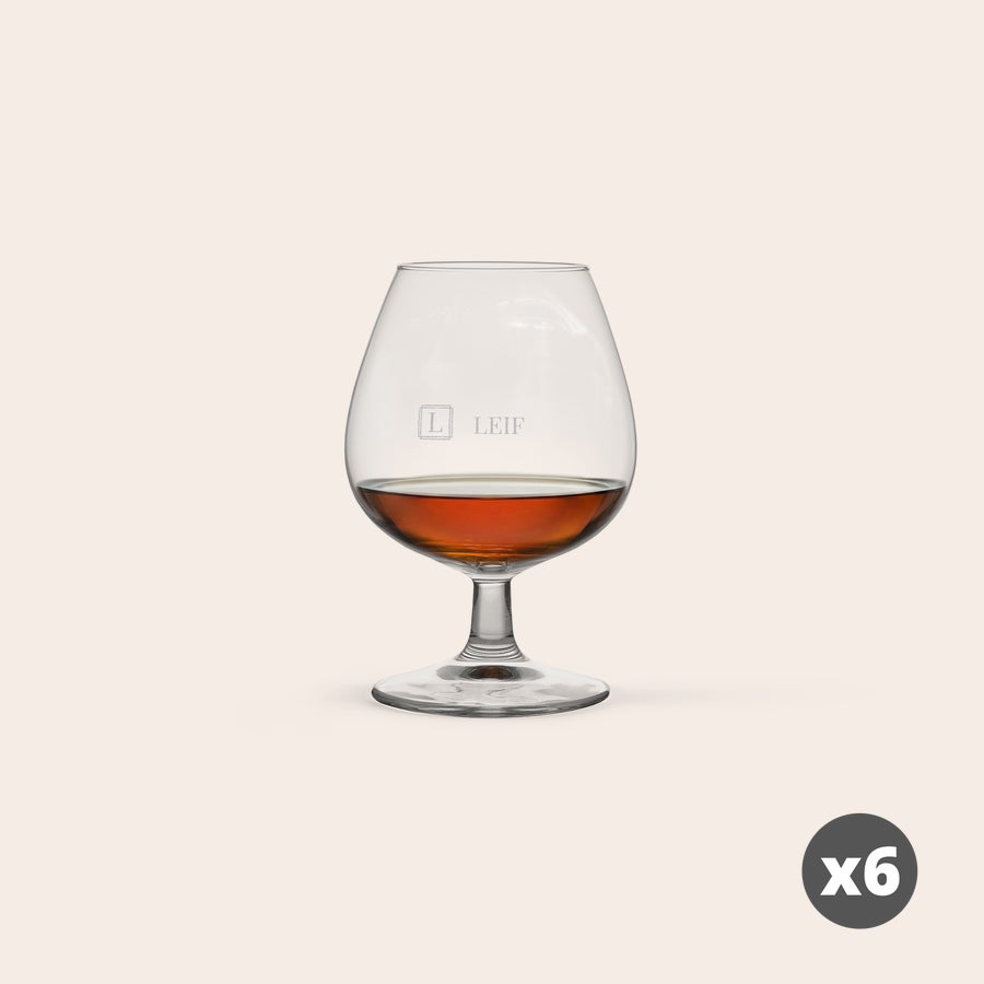 Cognac glass Personlig brennevin glass – 6 stykk med inngravert navn Leif, fylt med ravfarget brennevin, perfekt som gave.