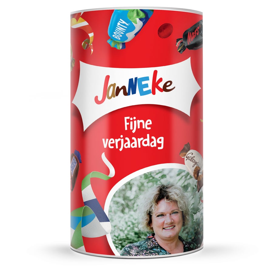 Celebrations XL chocolade cadeauverpakking met naam en foto Rode Celebrations tube met gedrukte wikkel, gepersonaliseerd met de naam Janneke, de tekst Fijne verjaardag en een foto.
