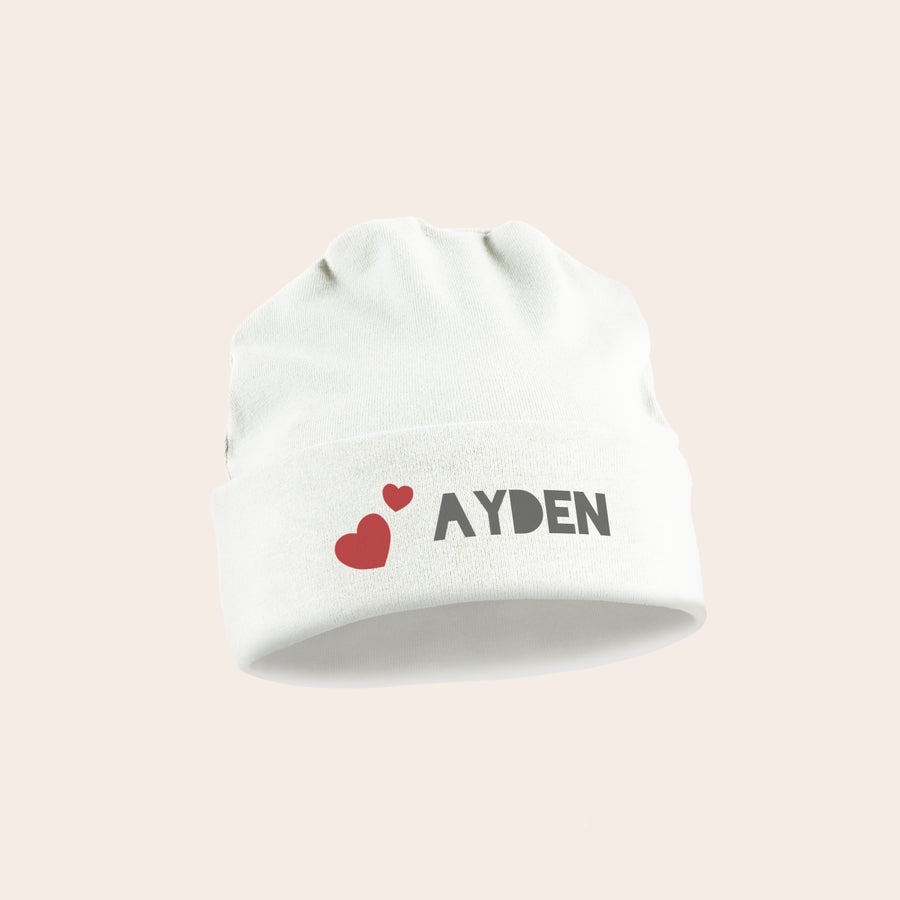 Bonnet naissance personnalisé Bonnet de naissance blanc personnalisé avec le prénom Ayden et deux cœurs rouges