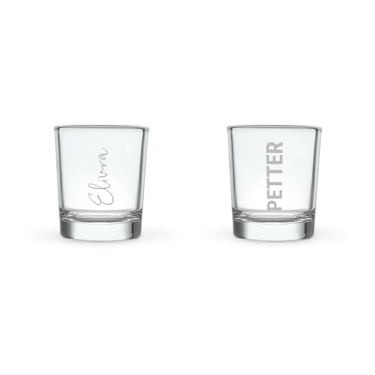 Två graverade snapsglas för limoncello med namnen "Elvira" och "Petter" för att överraska dem