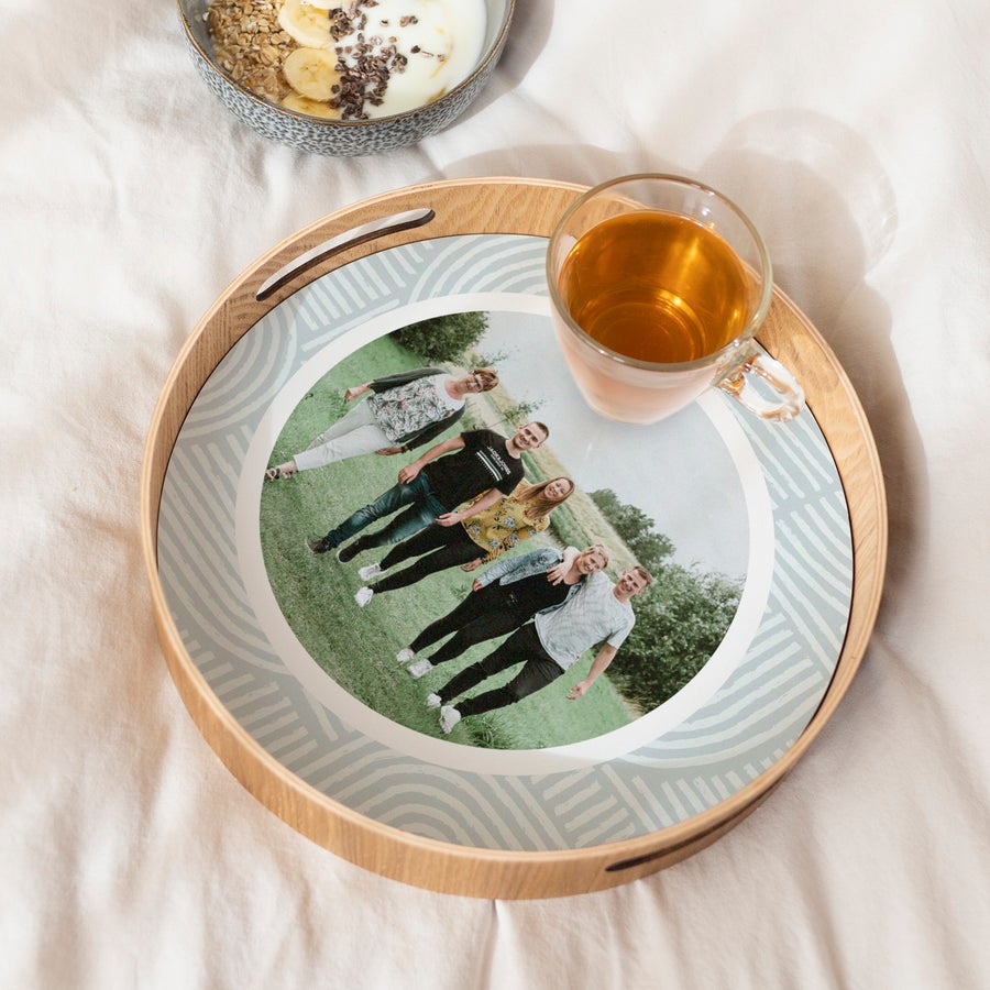 Rond dienblad bedrukken Rond bedrukt dienblad met houten frame, gepersonaliseerd met een foto van vijf mensen in het gras, voor het serveren van ontbijt.