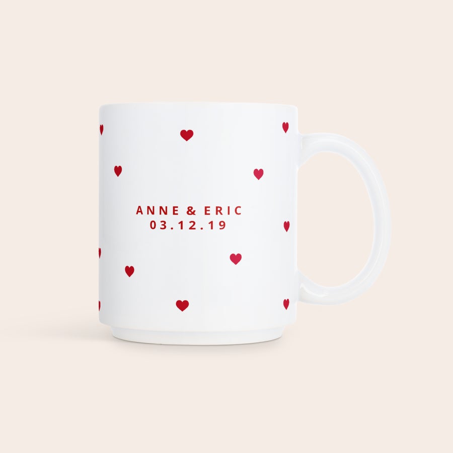 Stabelbare Krus med Billede Hvidt stabelbart krus med røde hjerter og teksten ANNE & ERIC 03.12.19, et mindeværdigt krus.