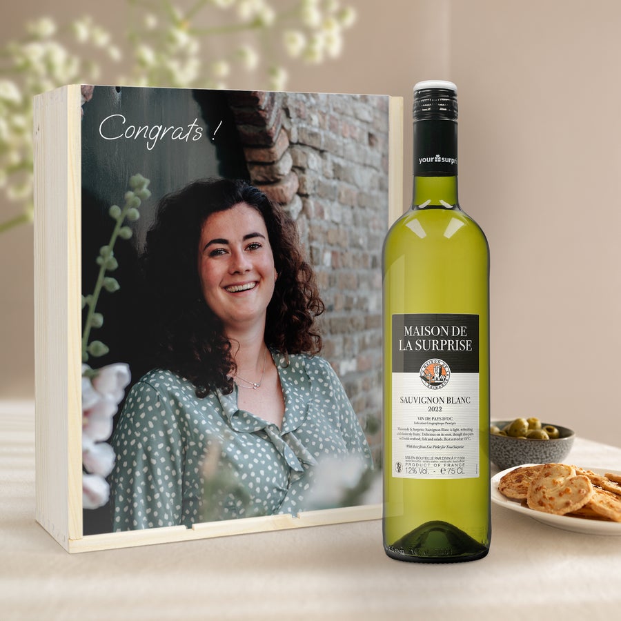 Personalizovaná sada vína - Luc Pirlet Láhev vína Sauvignon Blanc v dřevěném pouzdře s potištěnou fotografií usměvavé ženy a textem "Congrats!". Přizpůsobte si víno Maison de la Surprise v tištěném obalu.