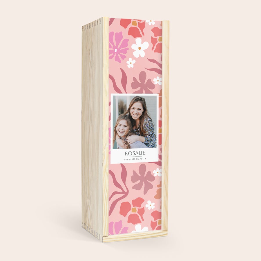 Gepersonaliseerde wijnkist Luxe houten kist met persoonlijke bedrukking van een foto van twee vrouwen, met de naam Rosalie en bloemenpatroon.