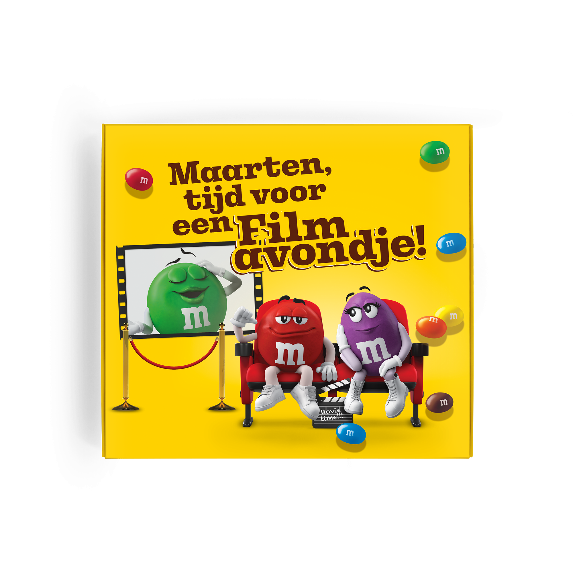 Gepersonaliseerde M&M'S film giftbox met opdruk "Maarten, tijd voor een Filmavondje!", en M&M'S karakters in een bioscoopzaal.