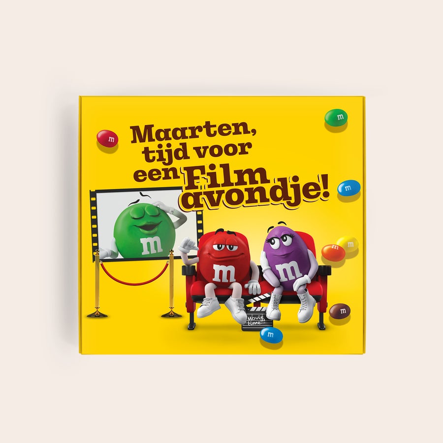 Gepersonaliseerde M&M's moviebox Gepersonaliseerde M&M'S film giftbox met opdruk "Maarten, tijd voor een Filmavondje!", en M&M'S karakters in een bioscoopzaal.