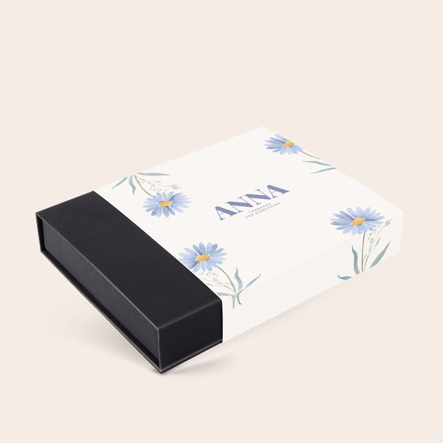 Personalizowana bombonierka ze zdjęciem Personalizowane luksusowe czekoladki w pudełku z imieniem Anna i wzorem z niebieskich stokrotek