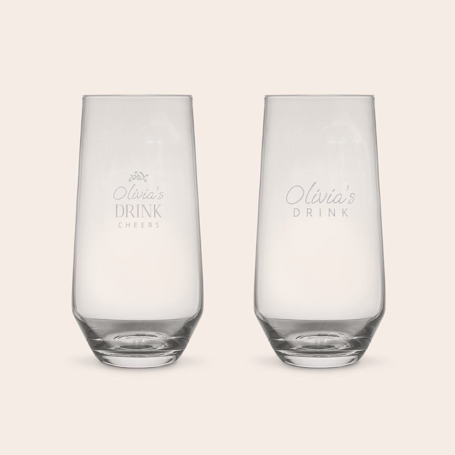 Bicchieri Acqua Personalizzati Due bicchieri d'acqua in cristallo personalizzati con la scritta "Olivia's Drink Cheers" incisa a laser