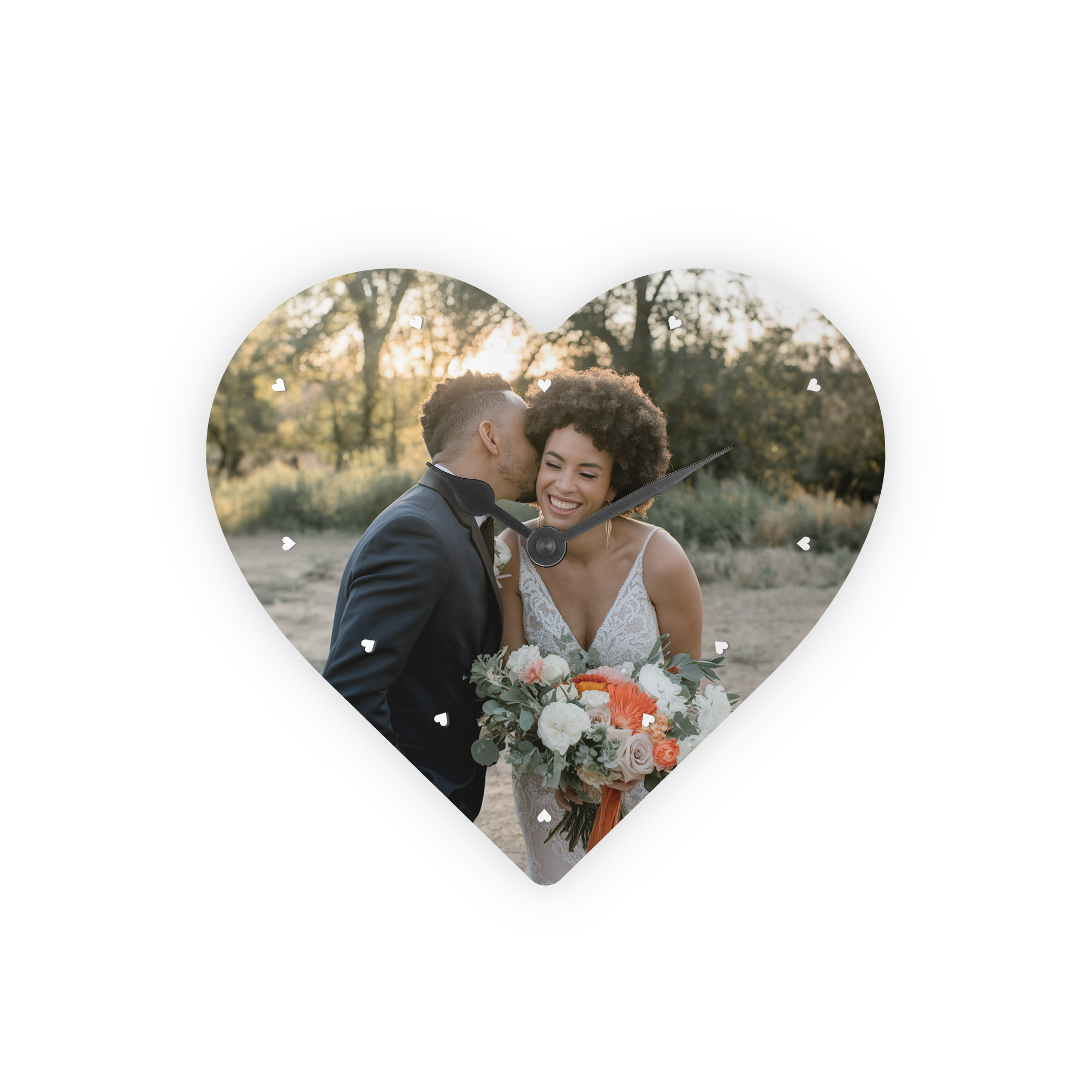 Relógio personalizado em forma de coração com foto impressa de casal e ponteiros pretos.