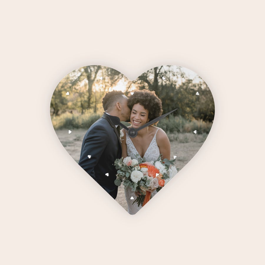 Relógio de Parede - Coração Relógio personalizado em forma de coração com foto impressa de casal e ponteiros pretos.